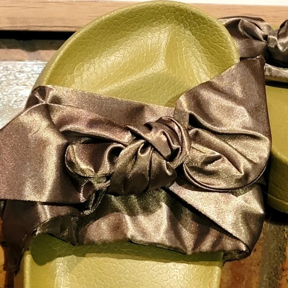 PUMA Fenty x Bow Slide 'Olive' Wmns  Sz 8.5 #365774-01 - Picture 9 of 12